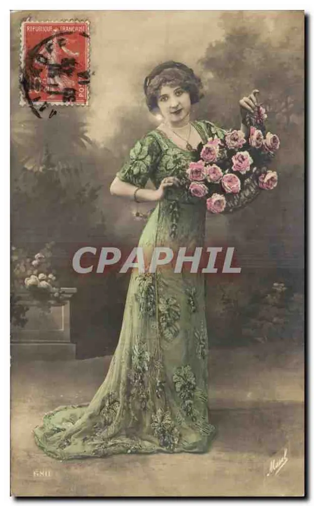 Junge Frau in grünem Kleid mit Rosenstrauß in der Hand — Verlag M. Maillot, Nr. 6811 - Vorderseite
