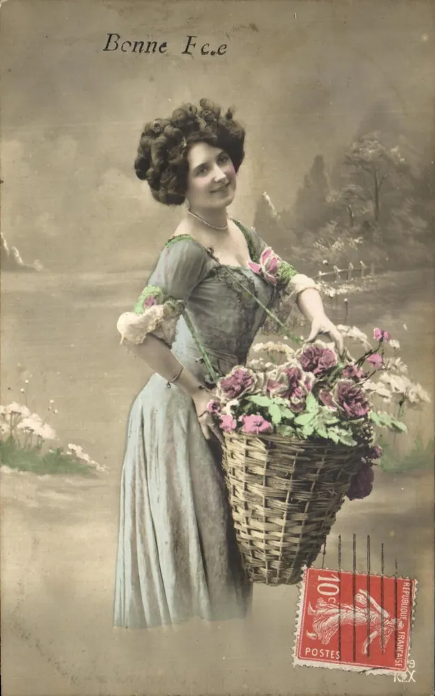 Bonne Fée — Frau in einem Kleid des Stils 1900 mit einem Korb voll Rosen — unbekannter Verlag - Vorderseite