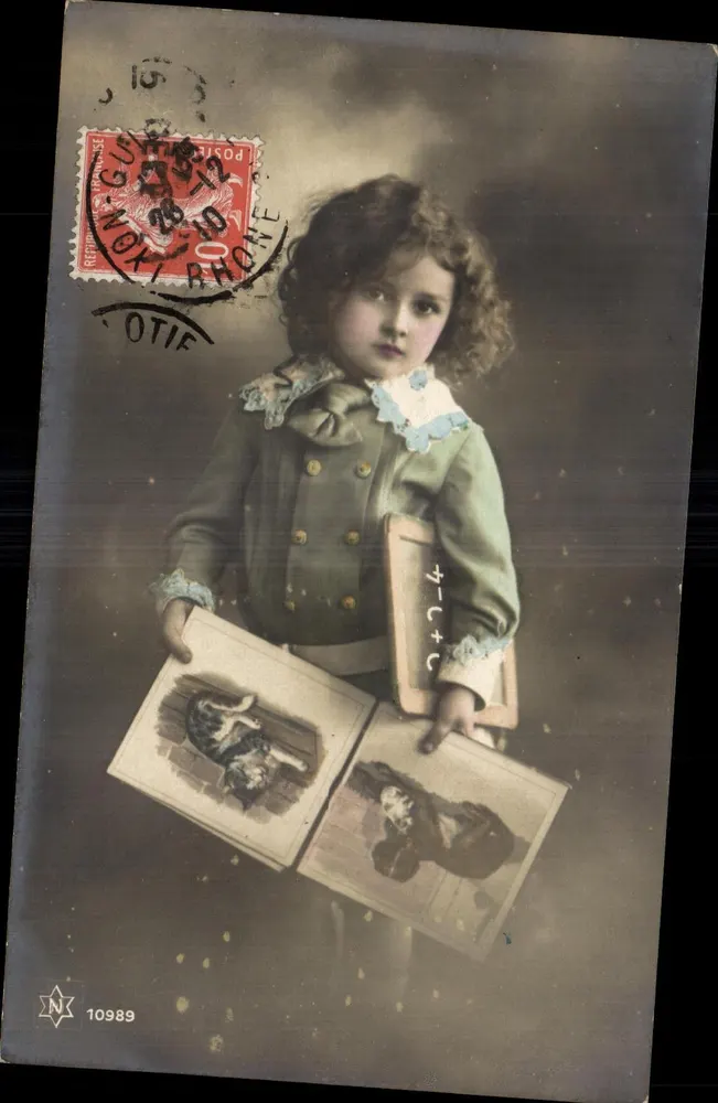 Kleine Mädchen, das ein illustriertes Buch hält — Verlag Otie, n° 10989 - Vorderseite