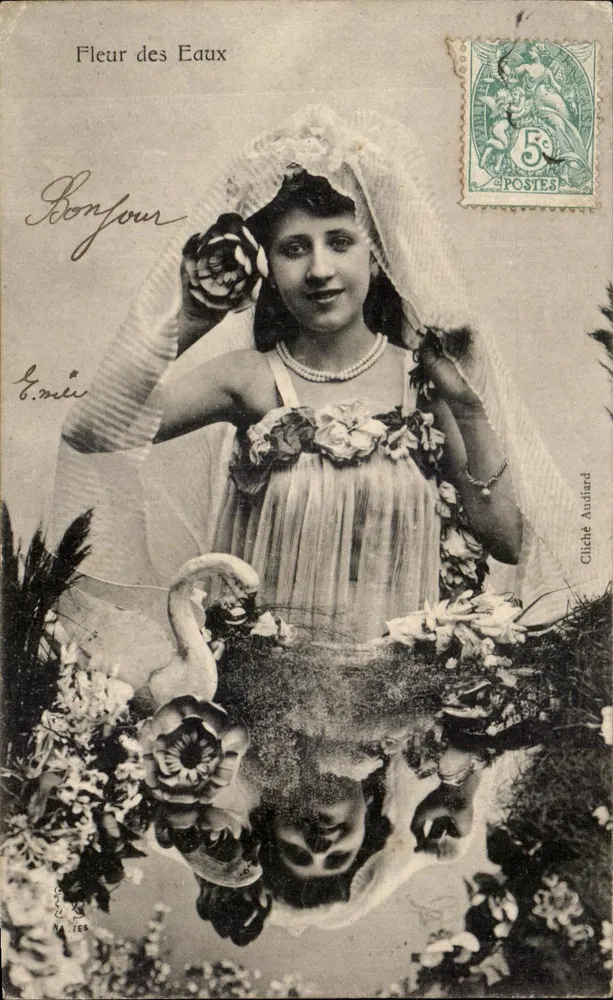 Fleur des Eaux — junge Frau in blühender Kleidung und Schleier, vor einem Teich mit Schwänen — Cliché Audiard - Vorderseite