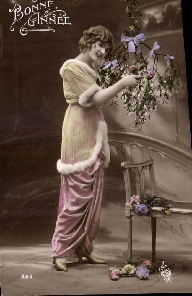 Frau in rosa Kleid und Pelz — Frohe Neujahr — anonymer Verlag, Nr. 829 - Vorderseite