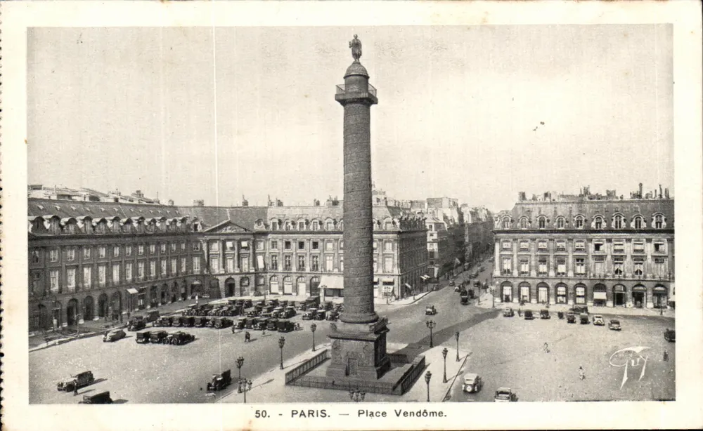 Paris — Praça Vendôme — coluna monumental e carros da época - Frente