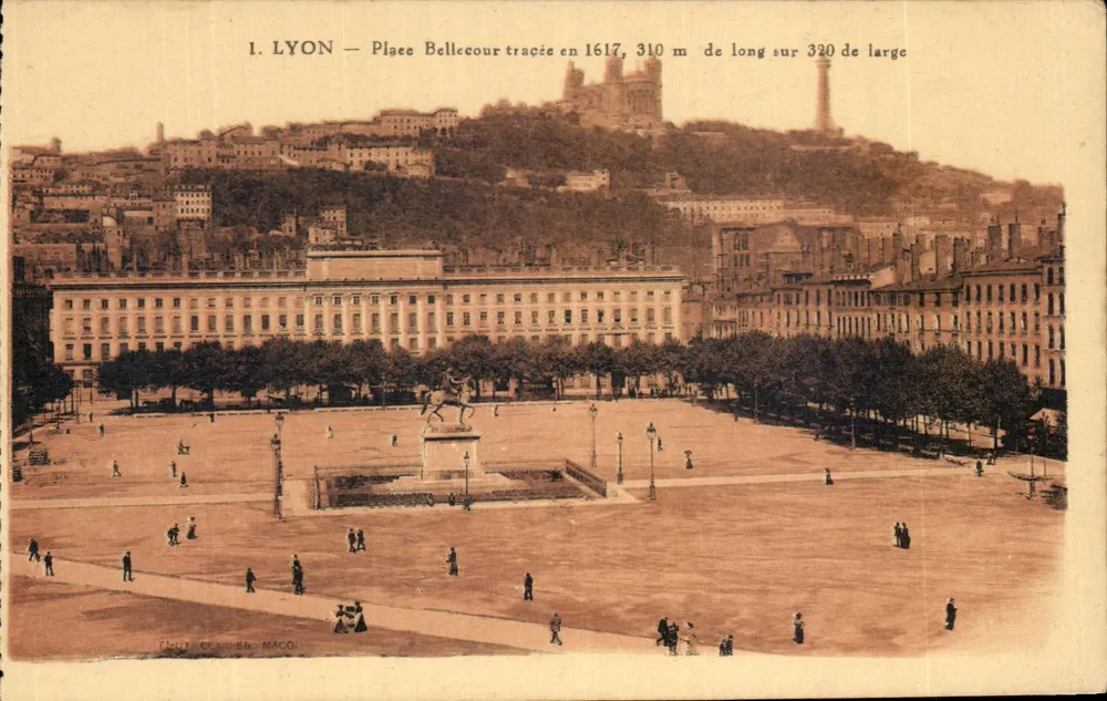 LYON — Place Bellecour traçada em 1617, 310 m de comprimento por 320 de largura — Cliché C. CONDE & MACO - Frente