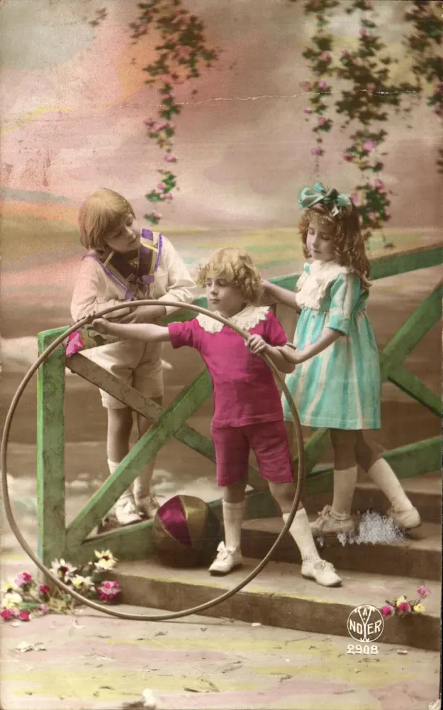 Trois enfants jouant avec un cerceau — scène de jardin — éditeur NOYER n°2908 - Vorderseite