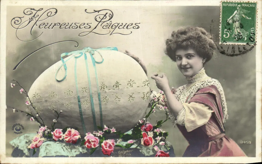 Feliz Páscoa — jovem mulher com ovo decorado — editor Chizérou, Paris - Frente