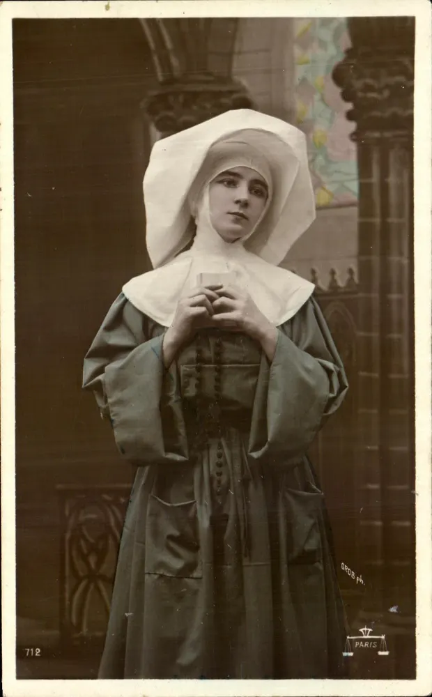 Schwester in weißer Robe und Kappe — religiöse Pose — GEORG ph. PARIS n°712 - Vorderseite