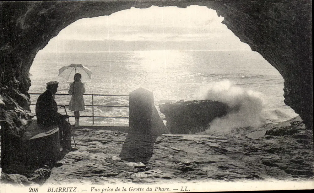 Biarritz — Ansicht vom Felsenloch des Leuchtturms — LL, n° 208 - Vorderseite