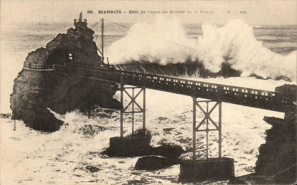 Biarritz — Effet de vague au Rocher de la Vierge — M. D. édit. - Recto