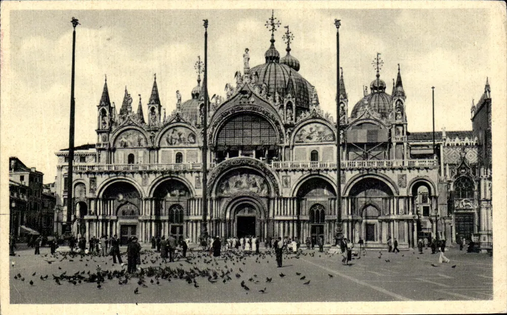 Venedig - Basilika San Marco — Ansicht des Platzes mit Tauben — Verlag nicht sichtbar - Vorderseite
