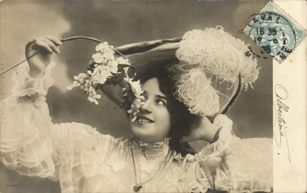 Frau mit Hut, verziert mit Blumen — Verlag E. ZOURENDA, Nr. 2048/6 - Vorderseite