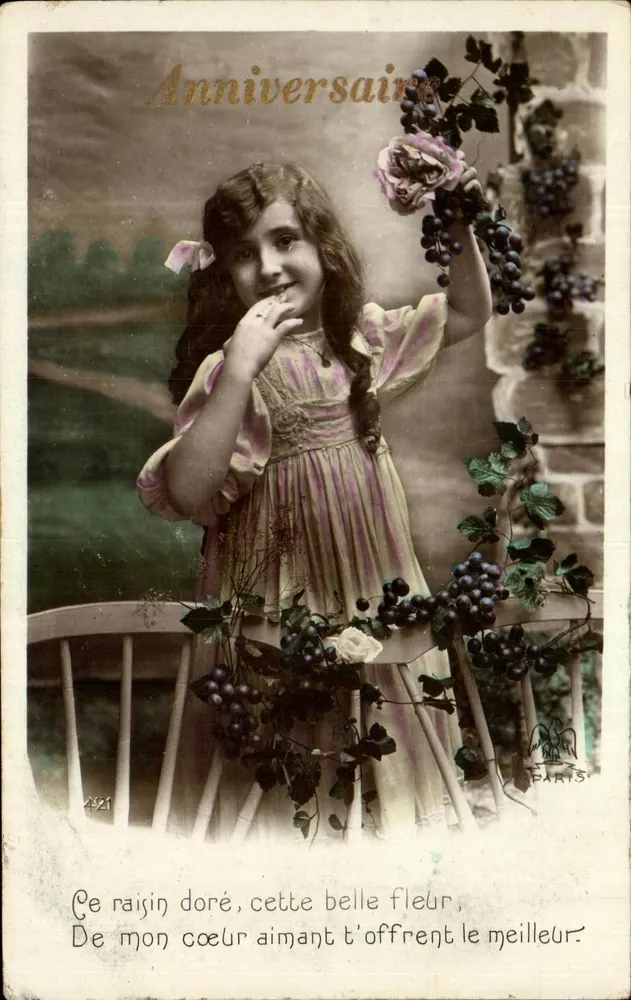 Menina segurando cachos de uva — Aniversário — Paris, n° 421 - Frente