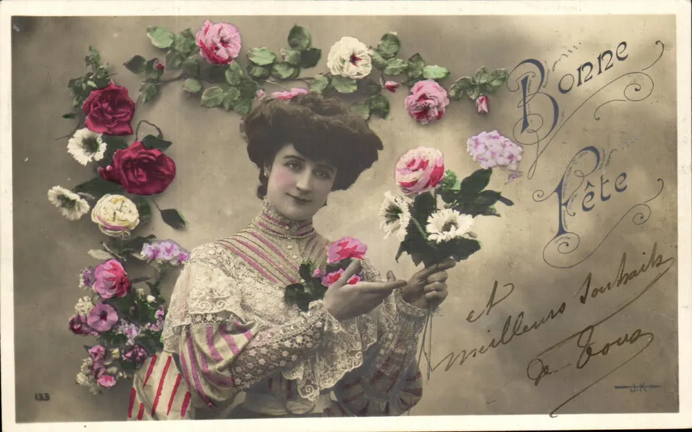 Frau in gestreifter Kleidung mit Blumen — Frohes Neues Jahr und beste Wünsche — Verlag J.K. Nr. 133 - Vorderseite
