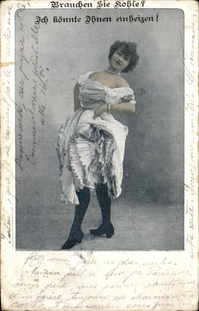 Femme en robe à volants — scène de studio — éditeur non visible - Vorderseite