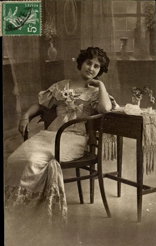 Junge Frau in einem Blumenkleid — Studio — W. B. B. & Co. Wien, Serie 2737 - Vorderseite