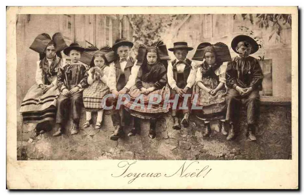 Enfants en costumes traditionnels — groupe photographié devant un mur — éditeur non visible - Frente