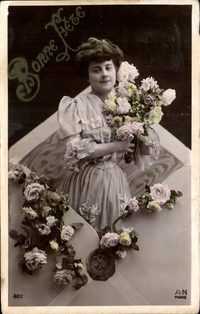 Frau in Rüschenkleid mit Blumenstrauß — Frohe Geburtstagsgrüße — A:N PARIS n°822 - Vorderseite