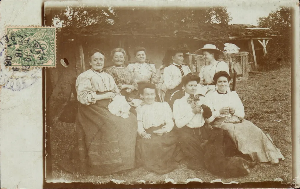 Groupe de femmes en tenue d'époque — scène de jardin — éditeur non visible - Vorderseite