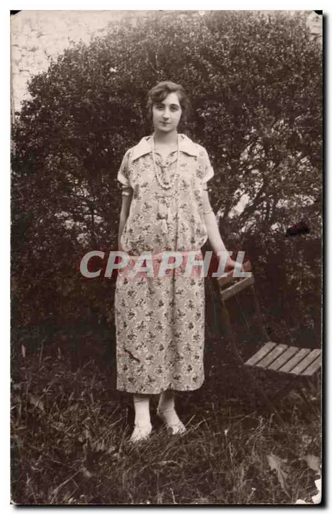 Junge Frau in Blumendress — Garten — Anonyme Karte - Vorderseite