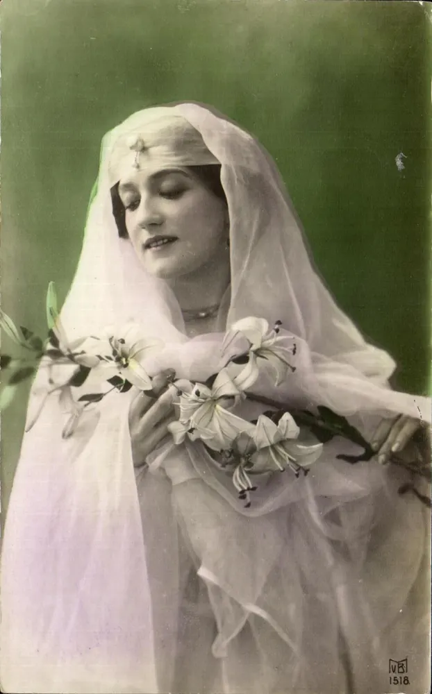 Junge Frau in weißem Schleier mit einem Liliengewinde — Imprimerie Réminas de Nancy, n° 1518 - Vorderseite