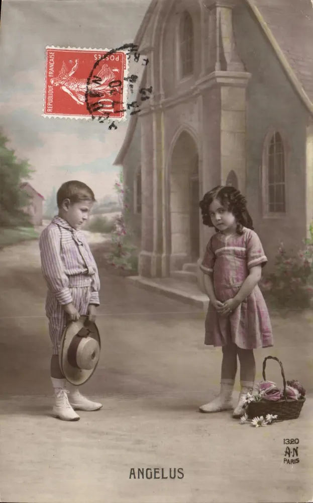 Zwei Kinder vor einer kleinen Kirche — Verlag ANGELUS, Paris, Nr. 1320 - Vorderseite