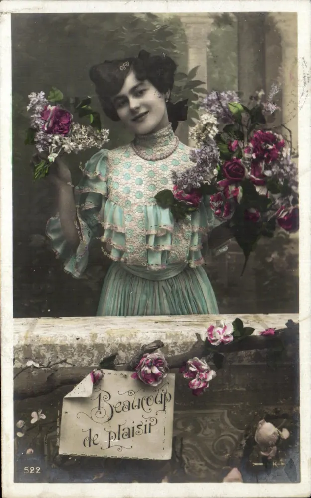Junge Frau in hellblauer Robe — mit Lilien- und Rosensträußen — Verlag X-K, Nr. 522 - Vorderseite