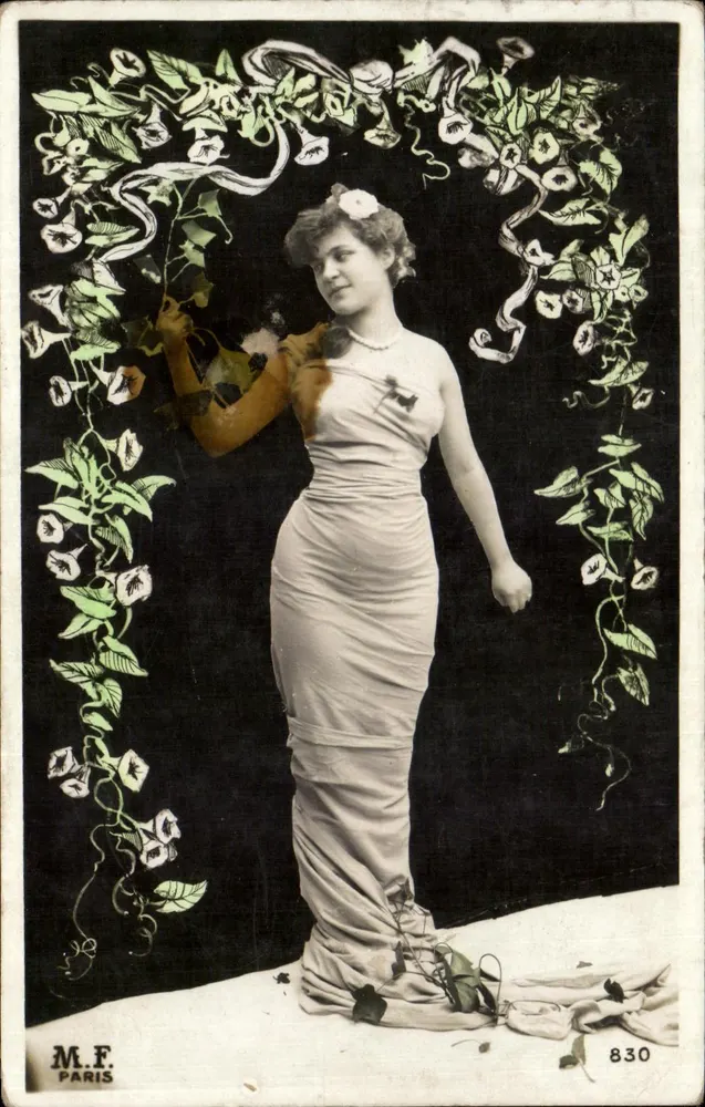 Frau in eleganter Kleidung — Blumendekor — M.F. Paris n°830 - Vorderseite