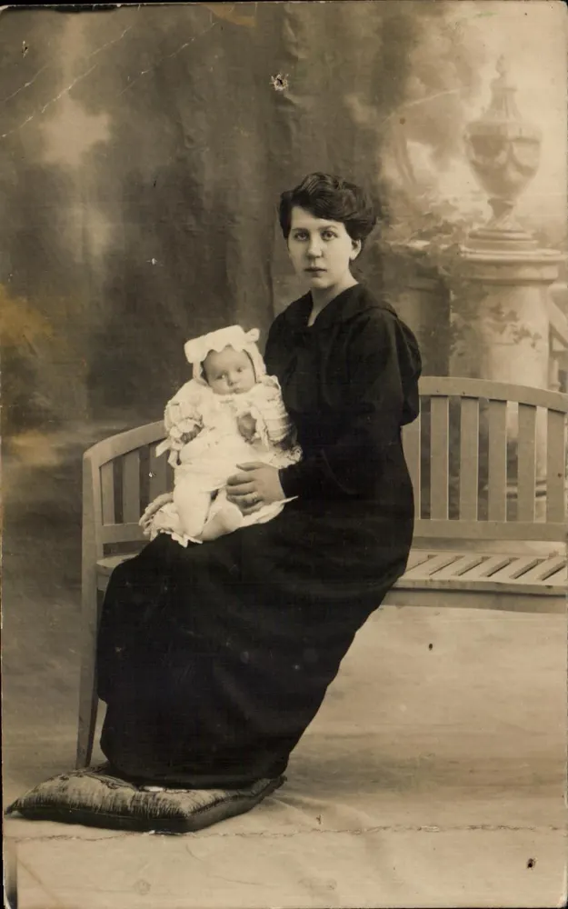 Frau mit Baby — Studio-Szene — Photo HONORÉ — QUIMPERLÉ - Vorderseite