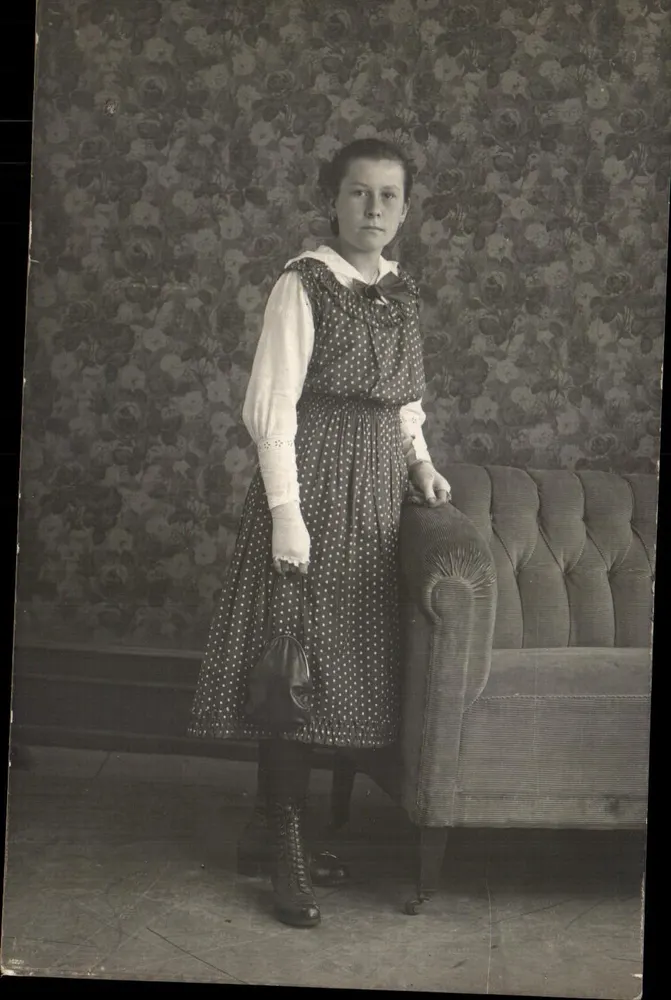 Jovem — retrato interior — W. Zschetseringk, Schülligheim l. Ets., Hauptgasse 34 - Frente