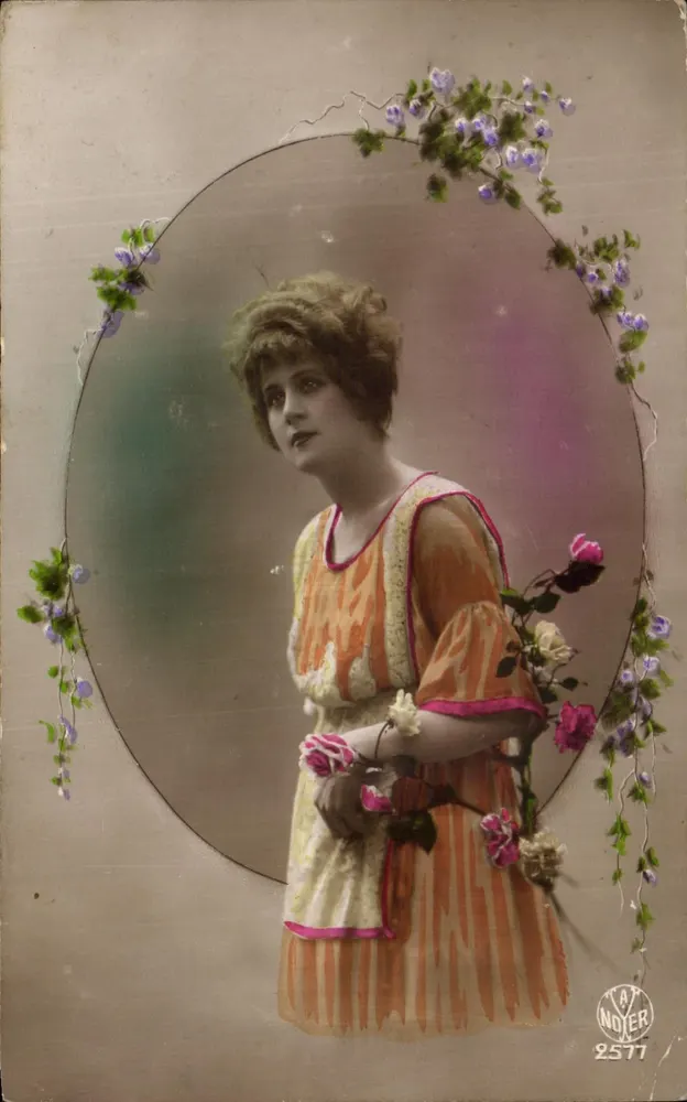 Junge Frau in einem gestreiften Kleid — gerahmtes Portrait von Blumen — Verlag V. NOYER n° 2517 - Vorderseite