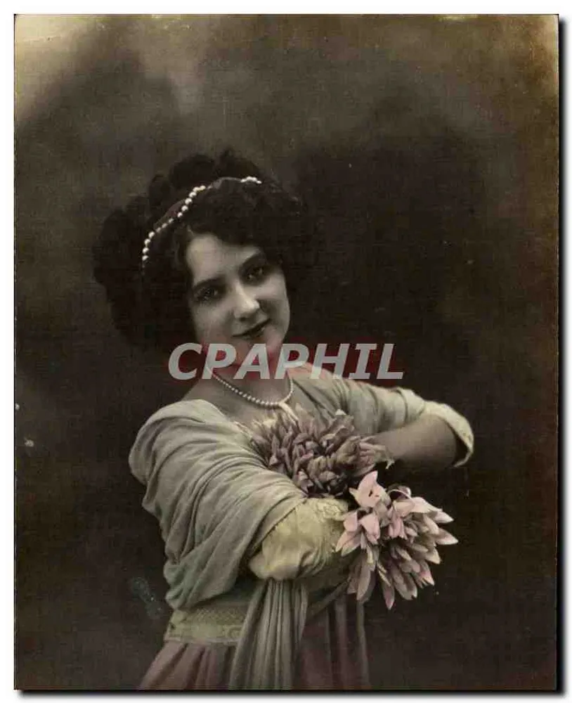 Junge Frau in einem Kleid mit langen Ärmeln — mit einem Blumenstrauß in der Hand - Vorderseite