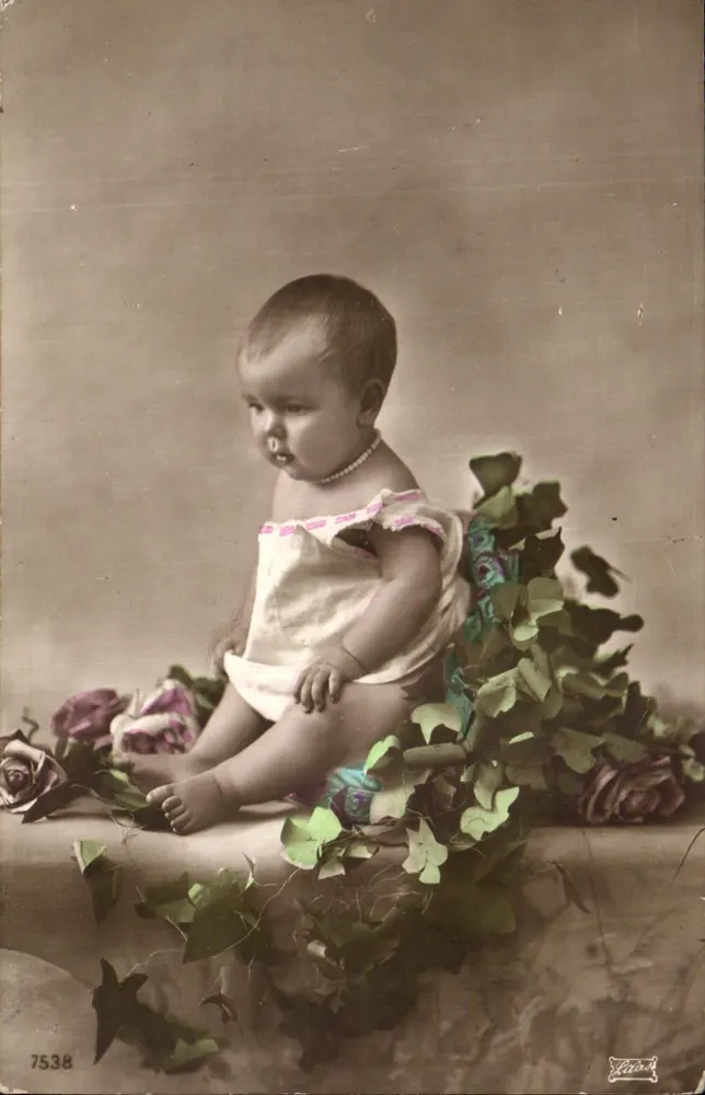 Baby sitzt unter Rosen und Weinblättern — Studio Lérid — n° 7538 - Vorderseite