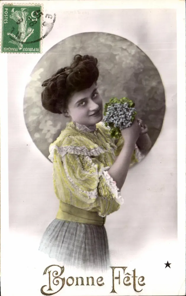 Junge Frau in gelber Robe — mit einem Blumenstrauß — Verlag VBC, Serie Nr. 3359 - Vorderseite