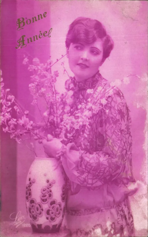 Frau in gemustertem Kleid — mit Blumenvase — Léo, n°225 - Vorderseite