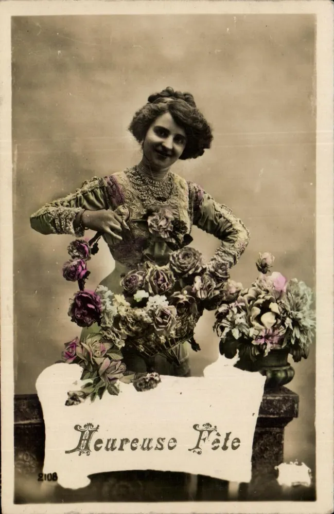 Frau in einem blumigen Kleid — 'Glückliche Feier' — E.R. Paris Nr. 2108 - Vorderseite