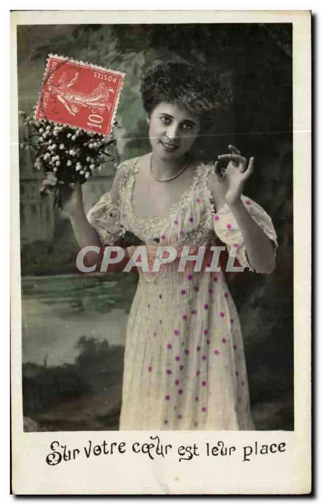 Frau in einem Kleid mit Polka-Dots — gedruckter Text 'Sur votre cœur est leur place' — unbekannter Verlag - Vorderseite