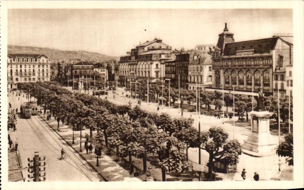 Clermont-Ferrand — Praça de Jaude — André Leconte - Frente