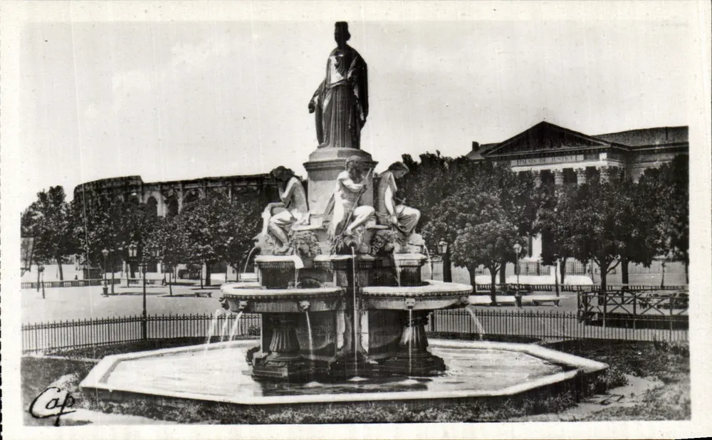 Nîmes - La Fontaine Pradier — Place de l'Esplanade — Verlag A.P. - Paris - Vorderseite