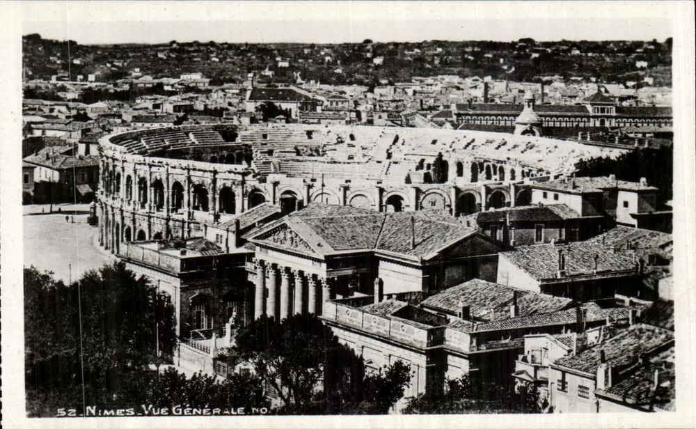 Nîmes - Vista Geral — Coliseu e cidade — Editor CPAPHIL, n°52 - Frente