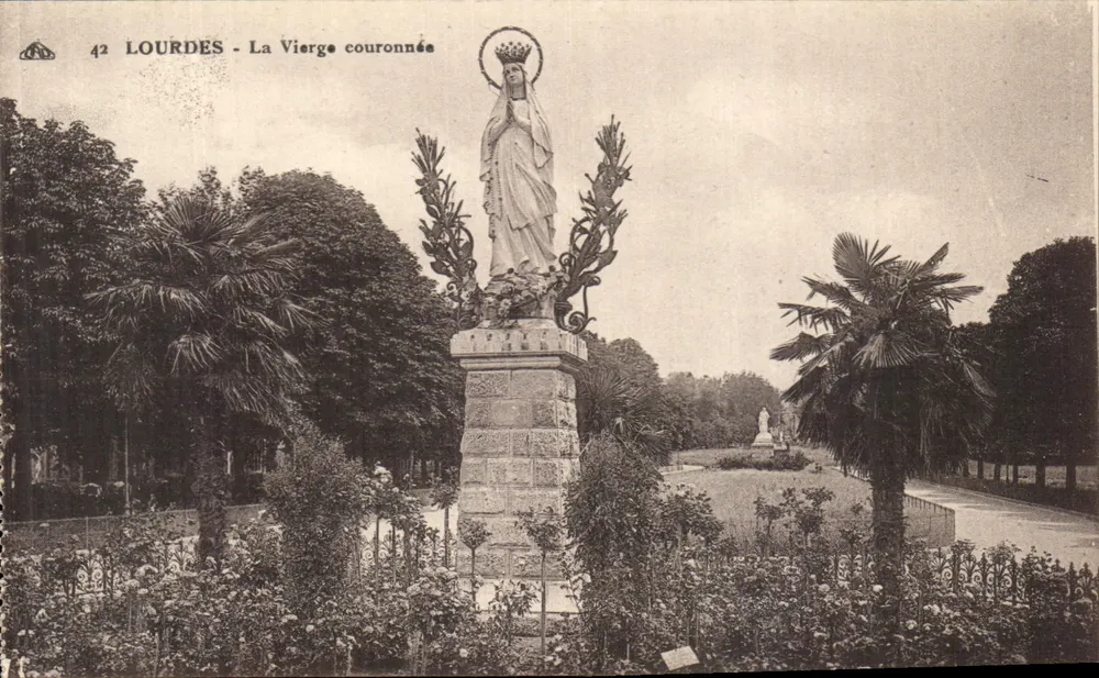 Lourdes - A Virgem coroada — estátua monumental em um parque com palmeiras - Frente