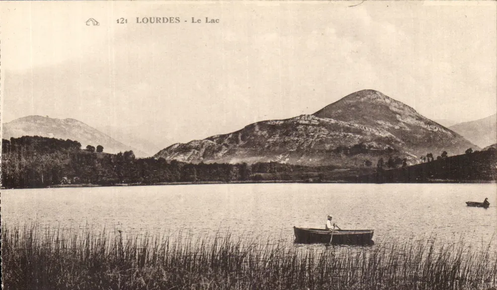 Lourdes - O Lago — vista do lago com um barco e montanhas — editor desconhecido, n° de série 121 - Frente