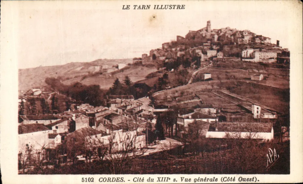 Cordes - Cité du XIIIe s. Vue générale (Côté Ouest) — Le Tarn Illustre, éditeur APA, n° 5102 - Frente