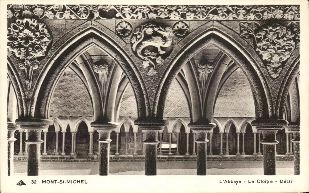 Mont-Saint-Michel — A Abadia - O Claustro - Detalhe - Frente
