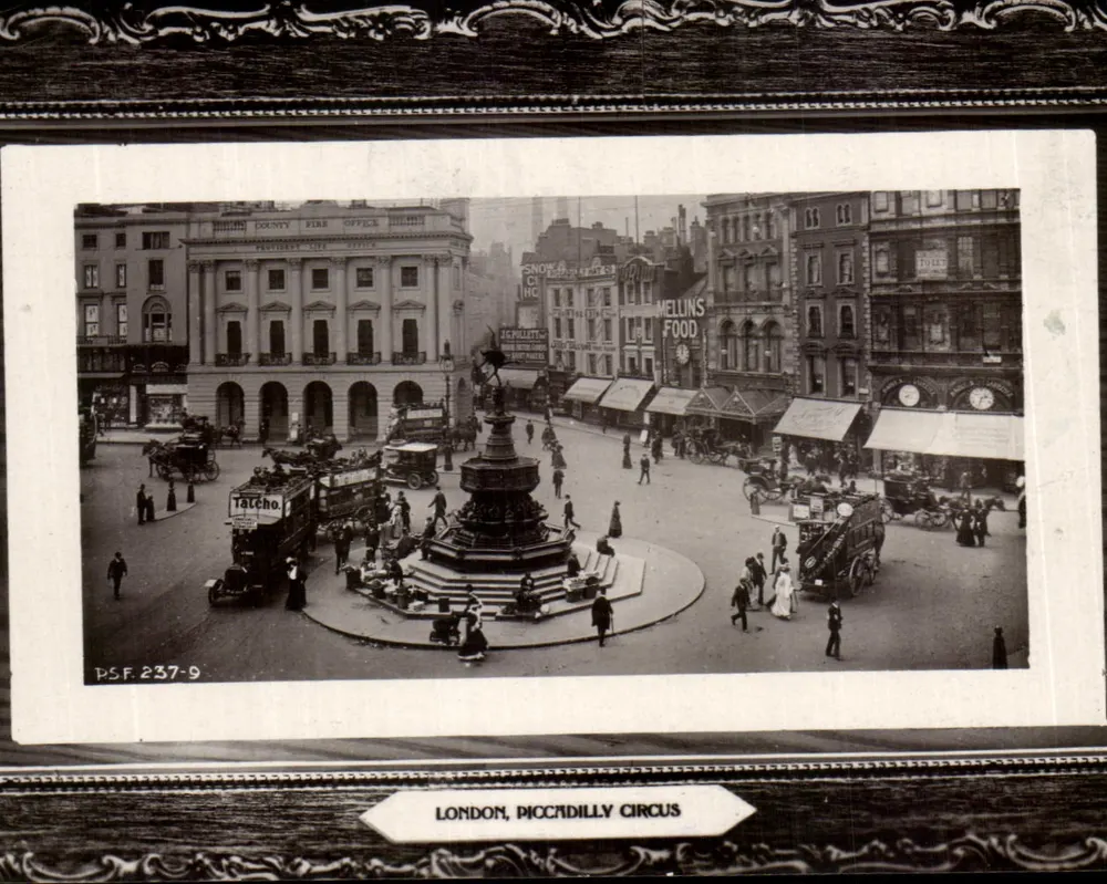 Londres, Piccadilly Circus — vista da praça com fonte e edifícios — editor P.S.F. n°237-9 - Frente
