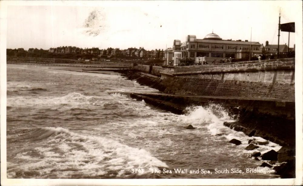 Die Küstenmauer und das Spa, Südseite, Bridlington — H. Coates, Wisbech — n° 3743 - Vorderseite