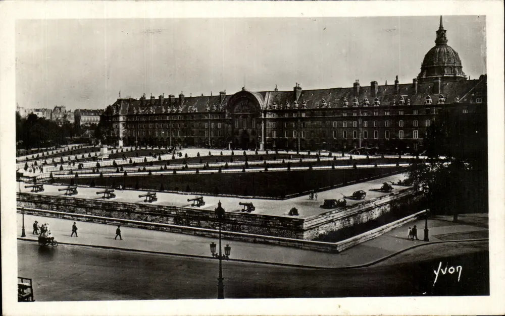 Das Hotel des Invalides — Place des Invalides — Éditions d'Art Yvon - Vorderseite