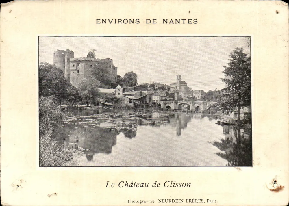 Le Château de Clisson — vue sur le fleuve et le village — Photogravure NEURDEIN FRÈRES, Paris. - Frente