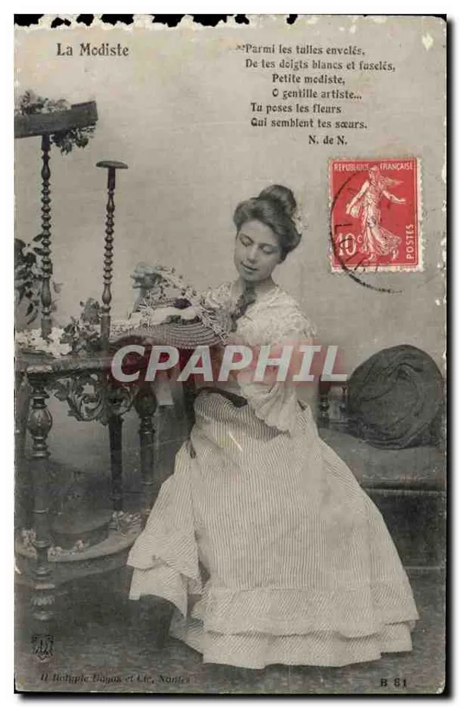 La Modiste — femme en robe à rayures travaillant avec des tulles — éditeur H. Bollière Dugues et Cie, Nantes, n° B 81 - Vorderseite