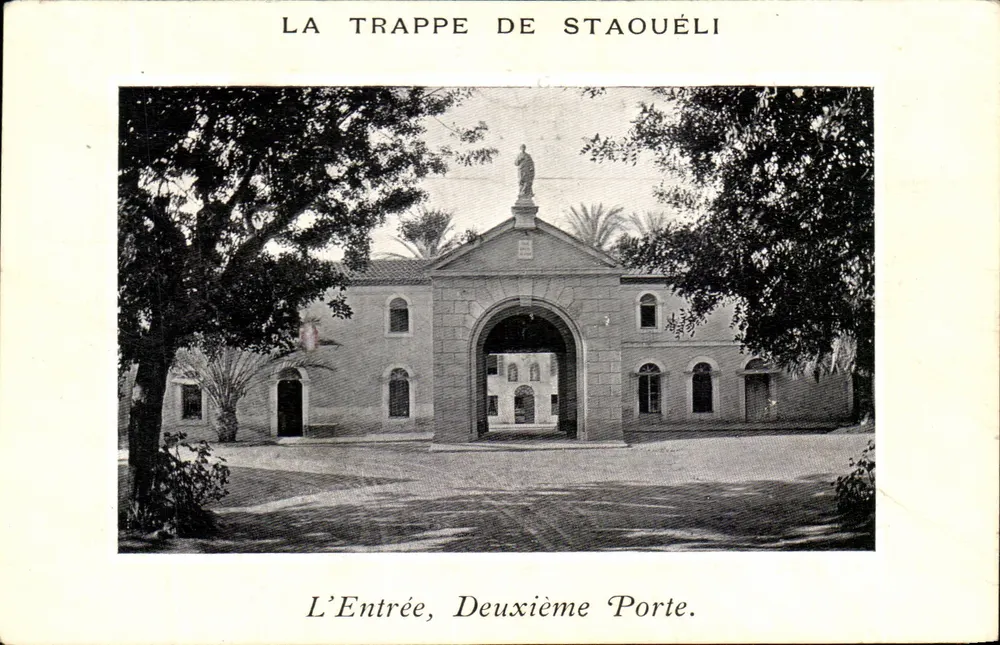La Trappe de Staouéli — Der Eingang, Zweite Tür — Fotografische Einrichtungen der Neurdein-Brüder, Paris - Vorderseite