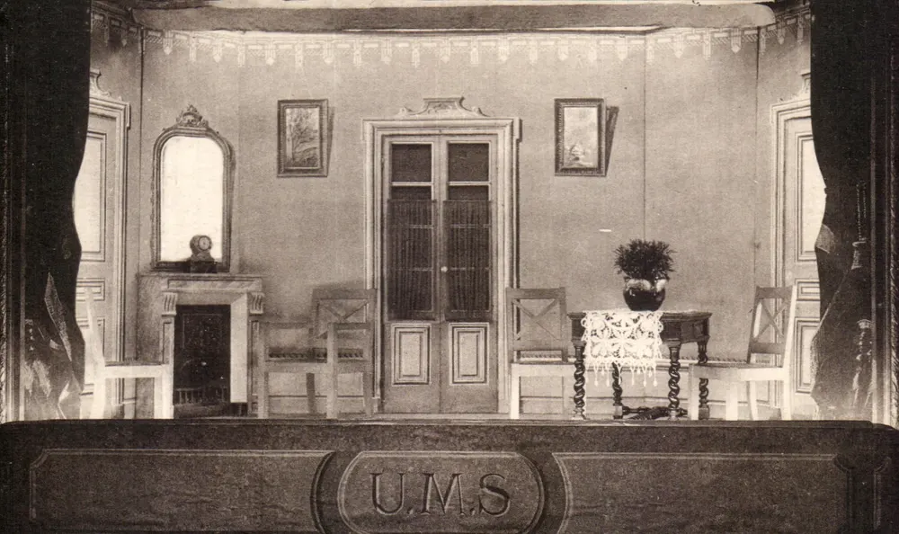 Interior de uma sala — U.M.S. — Groupe Artistique et Littéraire de Lyon - Frente