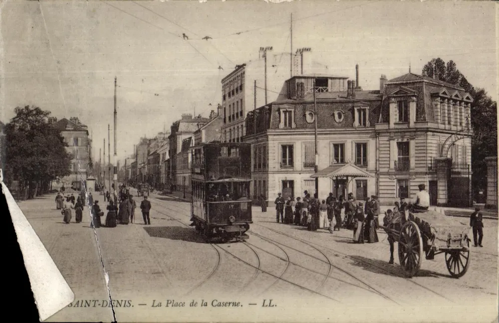 Saint-Denis — La Place de la Caserne — LL. - Frente